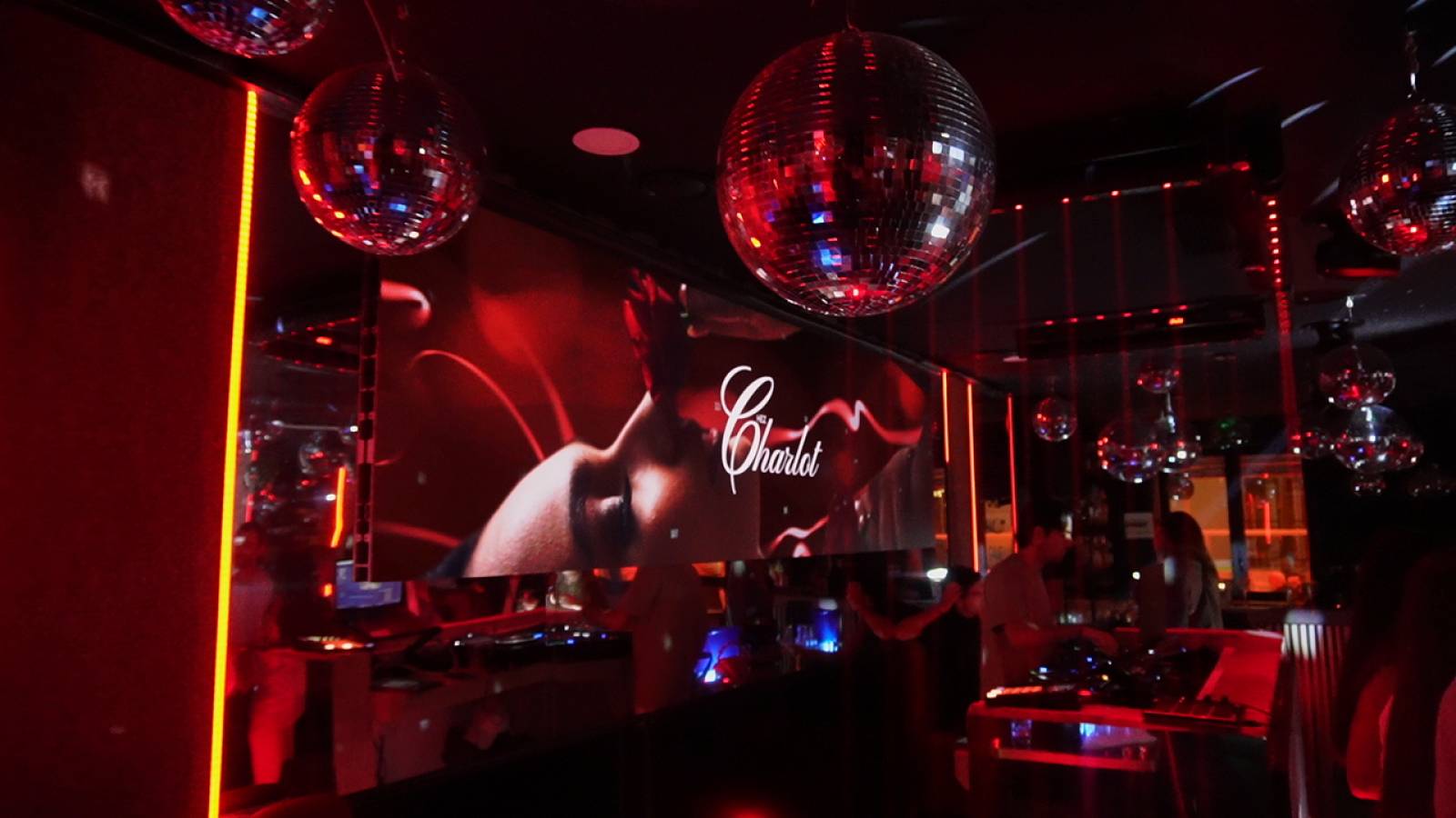 Installation d’un écran LED géant Chez Charlot à Marseille pour sublimer les soirées festives et animées.