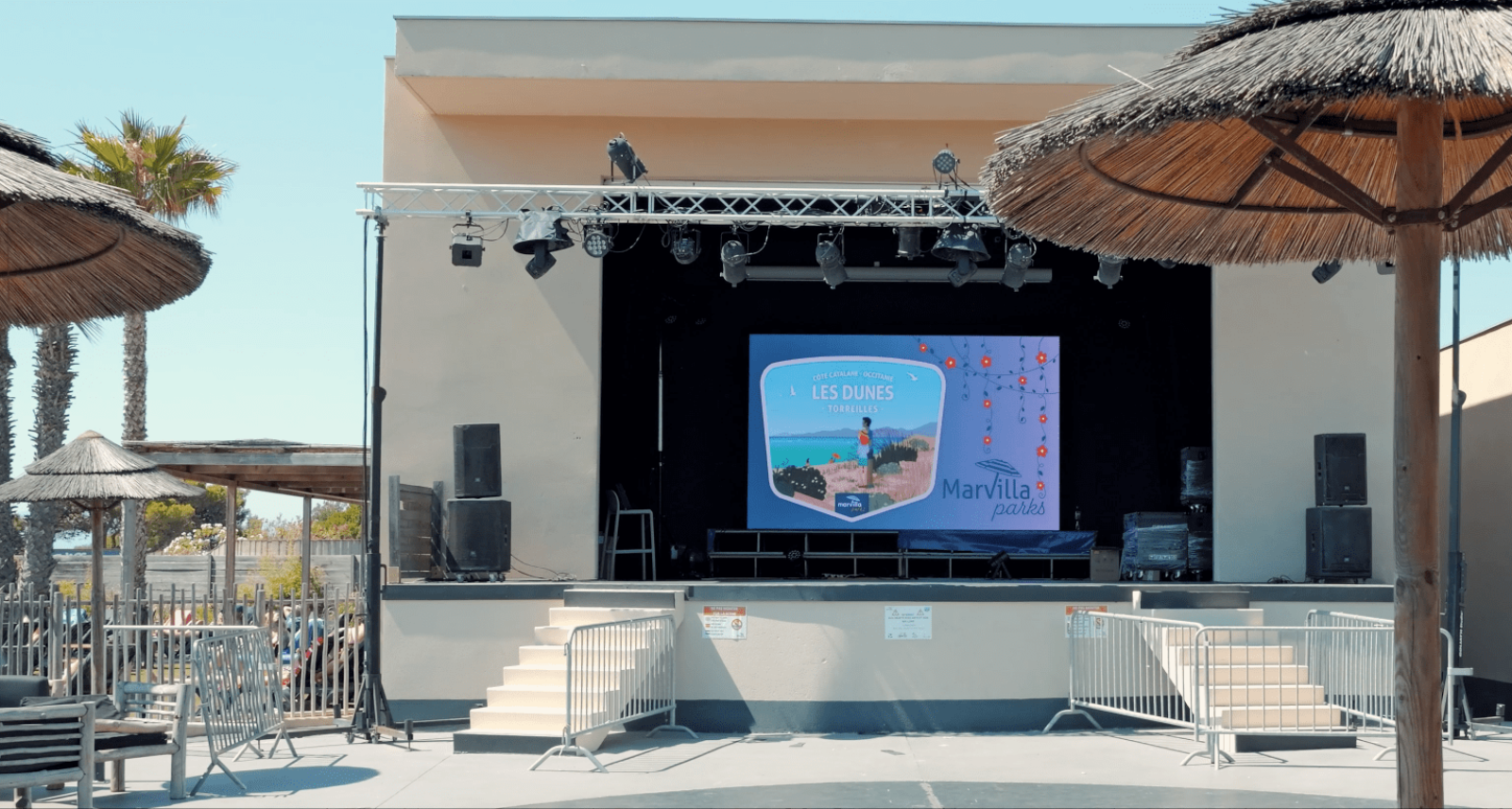 Écran géant de scène professionnel pour animer les spectacles dans des campings du sud de la France - Homair Vacances
