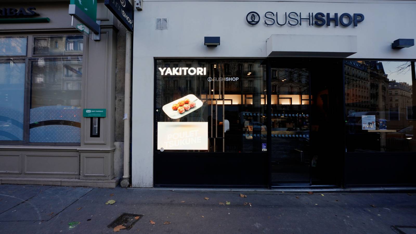 À Paris, installation de deux écrans LED transparent Muxwave pour Sushi Shop