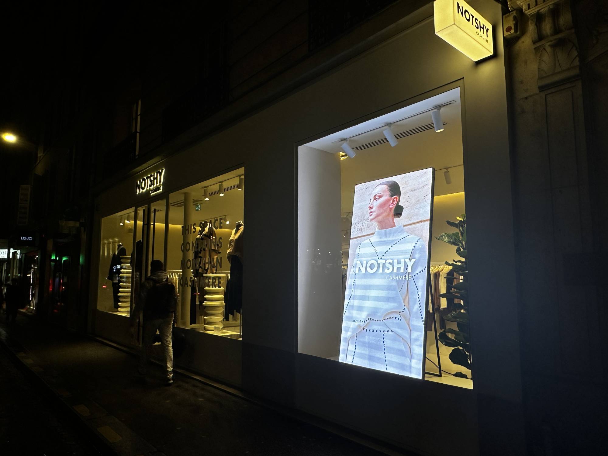 Écran LED vitrine boutique NotShy Paris