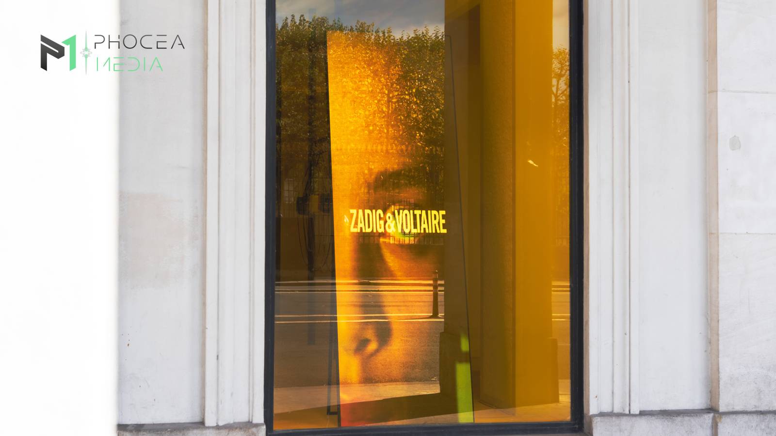 Totem lumineux kakémono LED vitrine en boutique Zadig&Voltaire Paris