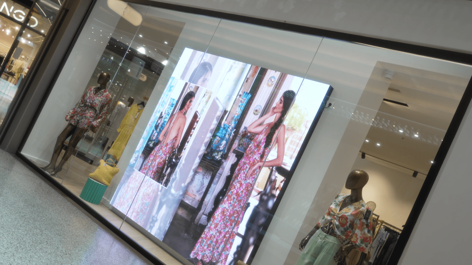 Écran LED vitrine boutique Azzura dans le centre commercial Cap 3000