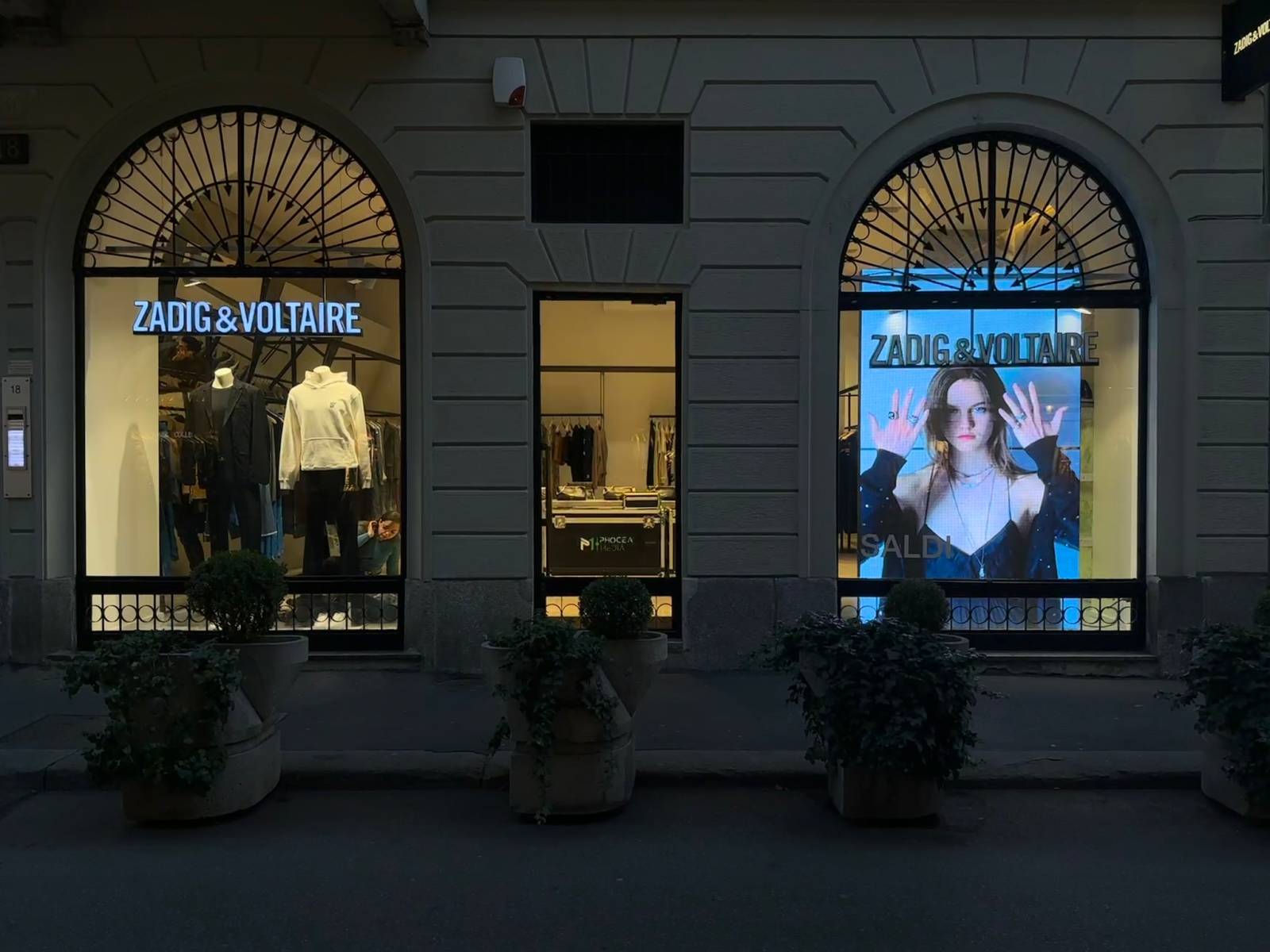 Écran LED vitrine boutique Zadigue & Voltaire Milan