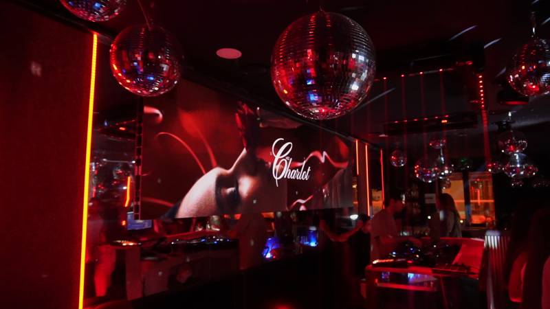 Installation d’un écran LED géant Chez Charlot à Marseille pour sublimer les soirées festives et animées.