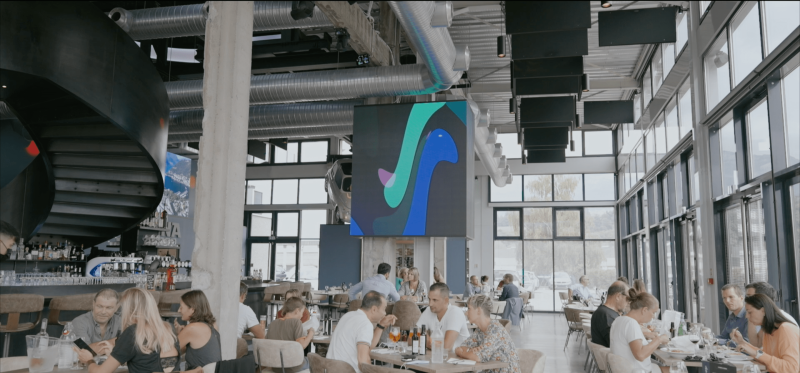 Avec des écrans LED sur-mesure professionnel, rendez votre restaurant moderne et dynamique près de Lyon et partout en France.