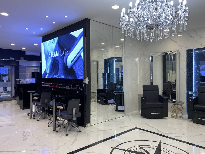 écran LED salon de coiffure The cutting shop antibes