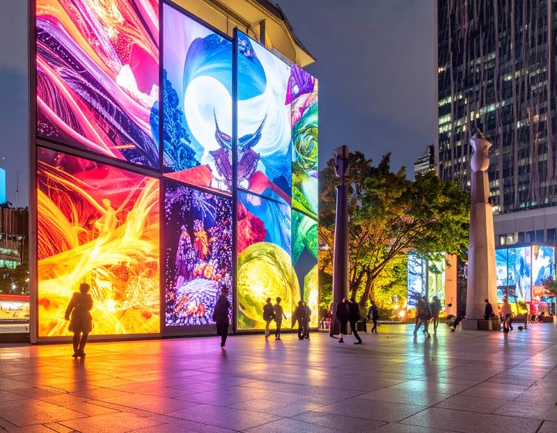 Écran Led exterieur qui diffuse du contenu graphique