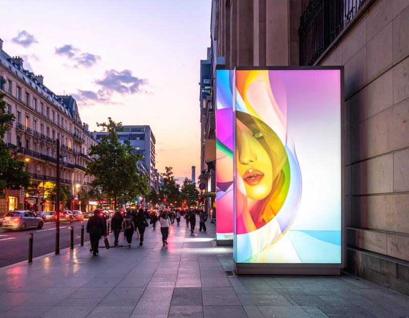 Écran Led exterieur qui diffuse du contenu graphique