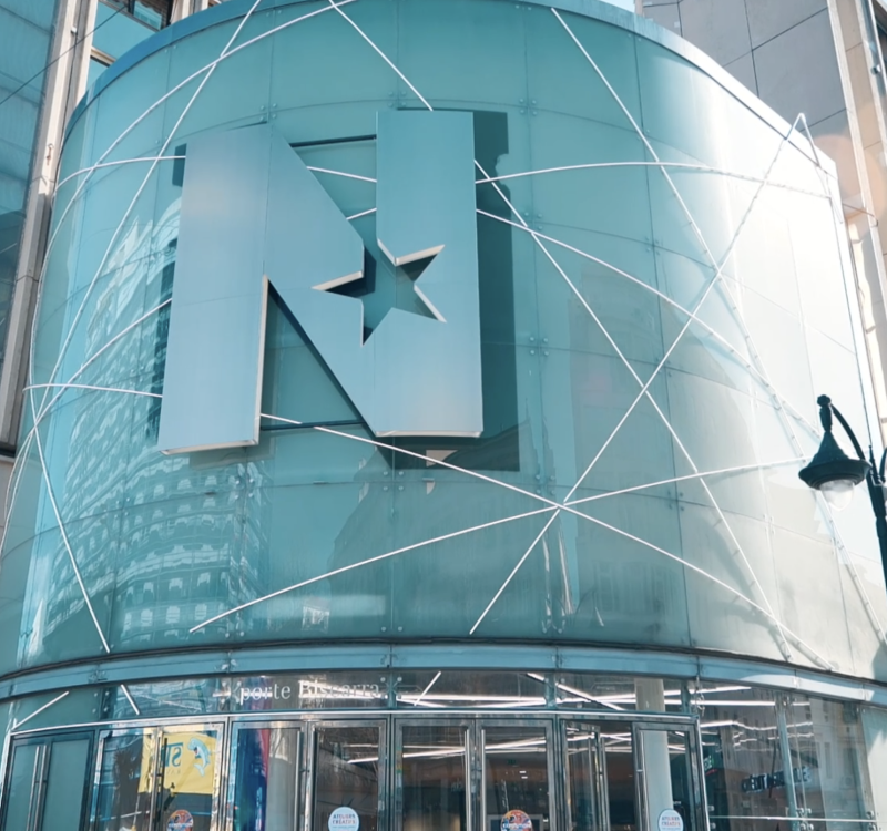 Installation d’un écran LED transparent holographique au centre commercial NICETOILE à Nice : quand la technologie devient architecture