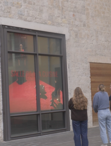 Installation de plaques collantes pour écran LED sur une porte d’église du XIIIe siècle à Nice : moderniser sans dénaturer le patrimoine